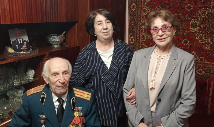 Сотрудники Дагестанской ЛСЭ Минюста России поздравили ветерана ВОВ и труда с 78-летием Победы